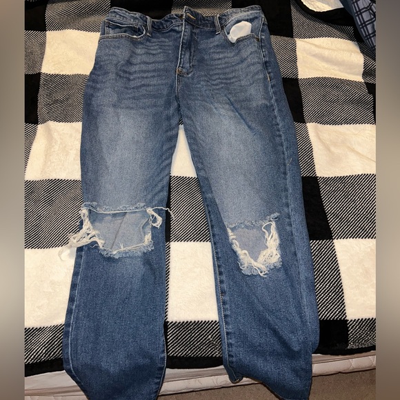 No Boundaries Denim - Ripped knees Mom Jeans